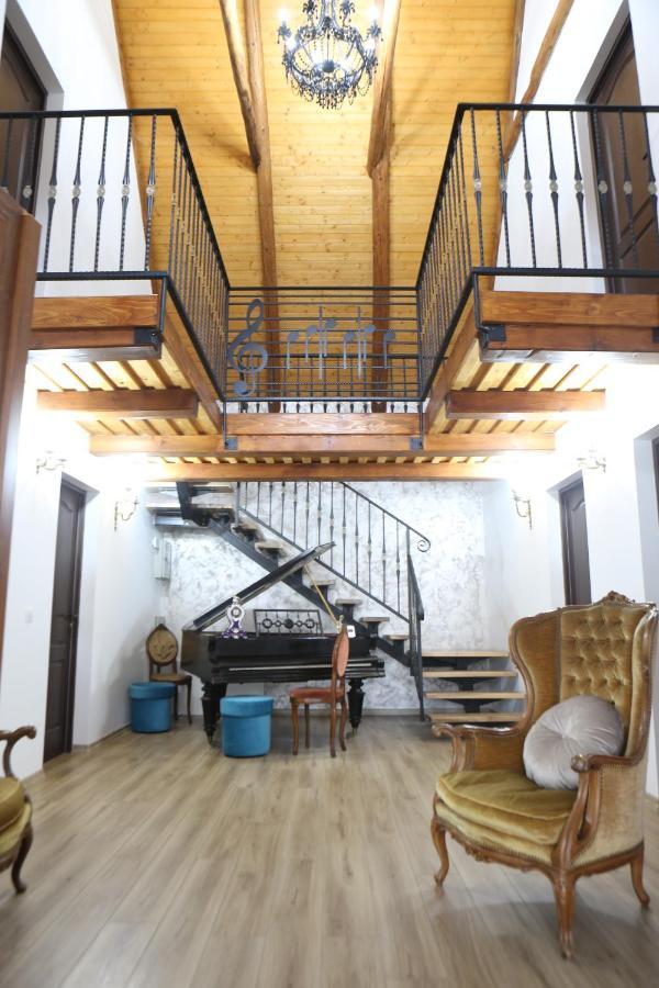 Casa Cu Magnolii Hotel โปเยนิเลซี ภายนอก รูปภาพ