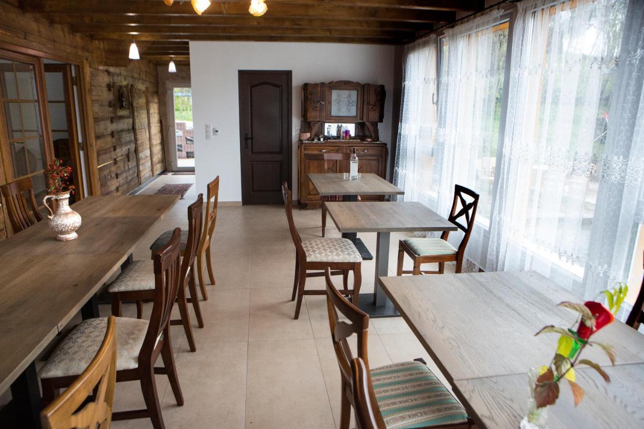Casa Cu Magnolii Hotel โปเยนิเลซี ภายนอก รูปภาพ