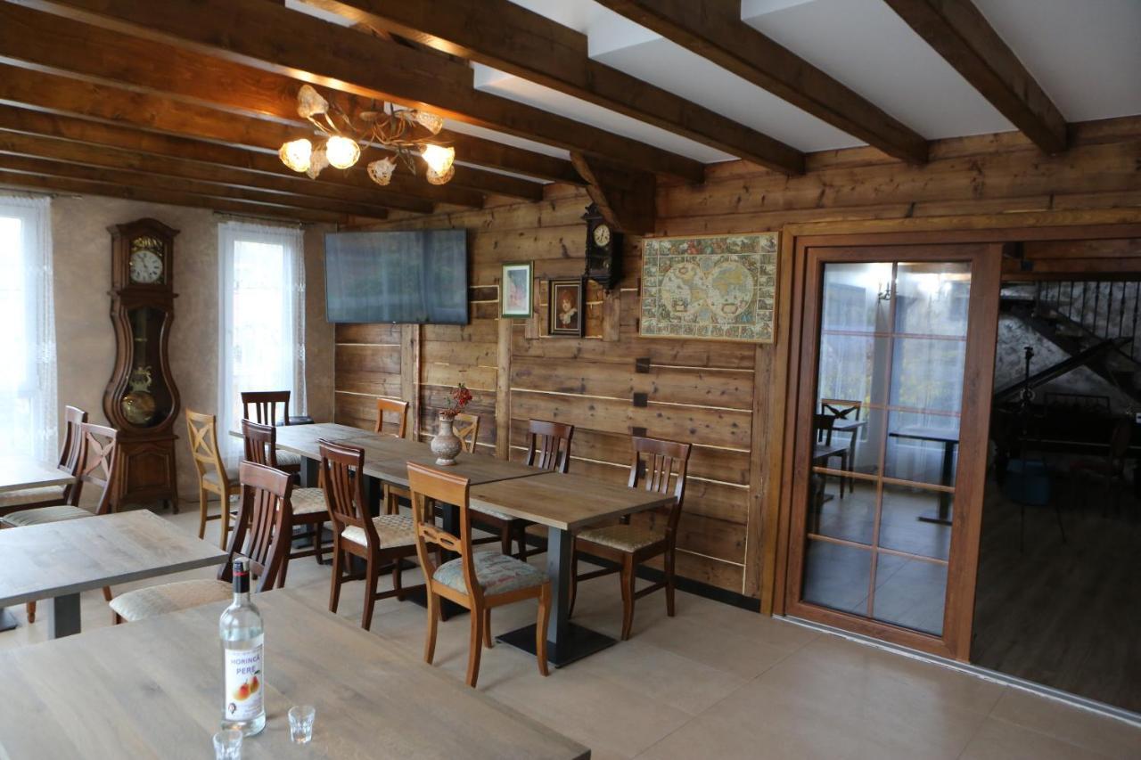 Casa Cu Magnolii Hotel โปเยนิเลซี ภายนอก รูปภาพ
