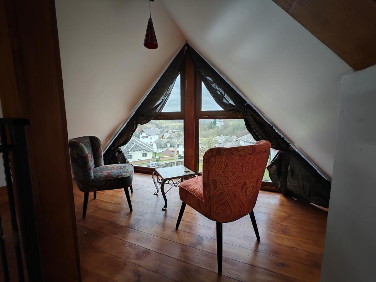 Casa Cu Magnolii Hotel โปเยนิเลซี ภายนอก รูปภาพ