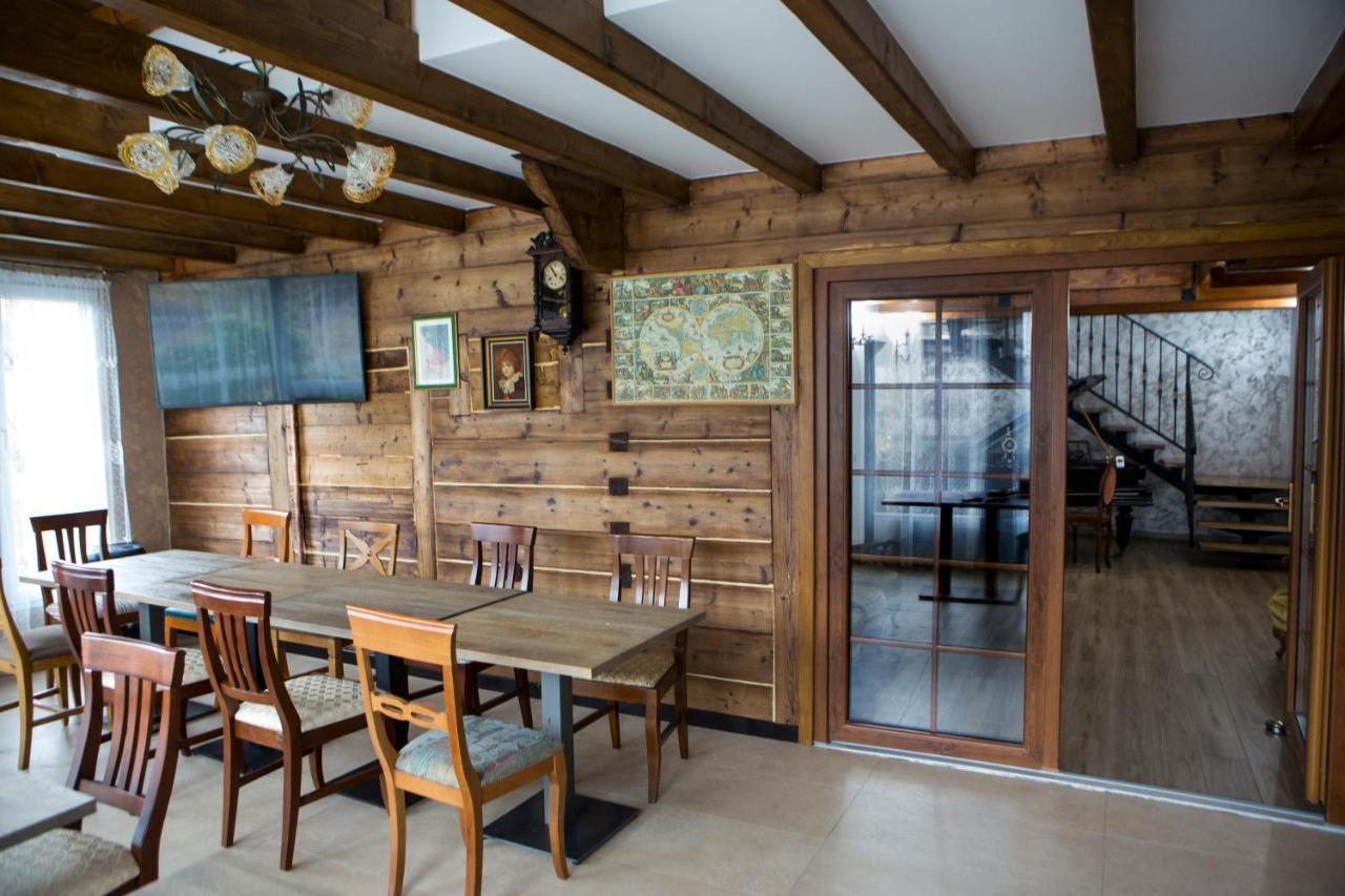 Casa Cu Magnolii Hotel โปเยนิเลซี ภายนอก รูปภาพ