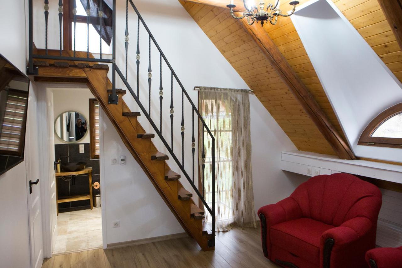 Casa Cu Magnolii Hotel โปเยนิเลซี ภายนอก รูปภาพ