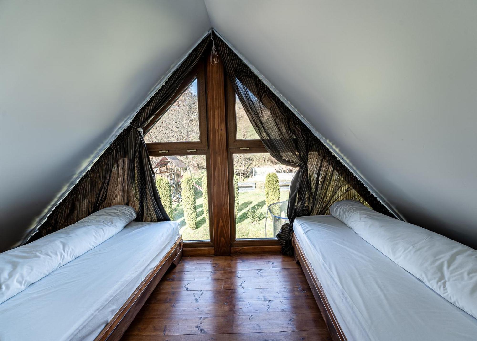 Casa Cu Magnolii Hotel โปเยนิเลซี ภายนอก รูปภาพ