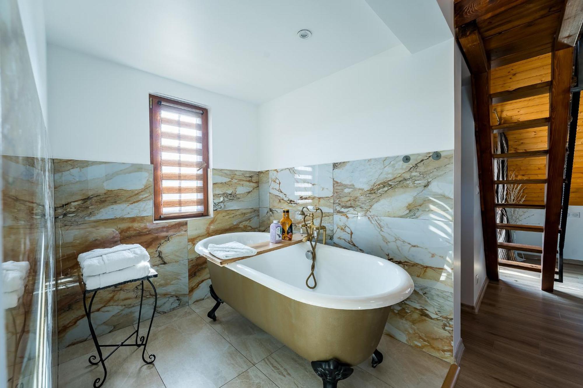 Casa Cu Magnolii Hotel โปเยนิเลซี ภายนอก รูปภาพ
